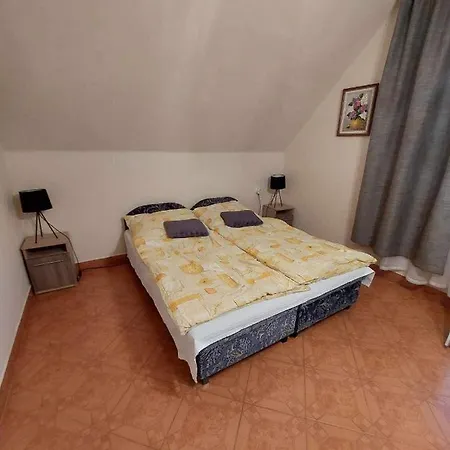 Apartment Almos Vendeghaz *
