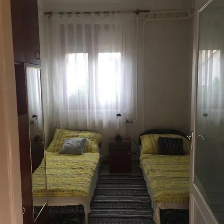 Almos Vendeghaz Apartment *